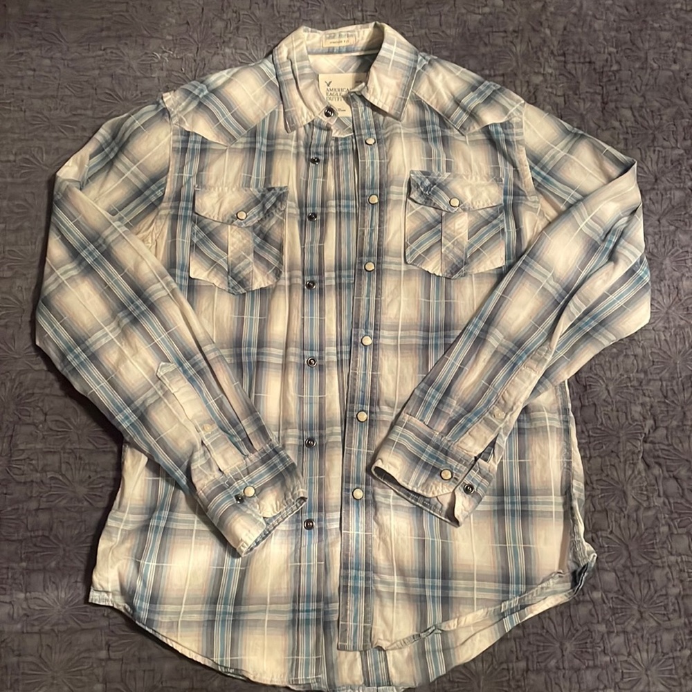 American Eagle Pearl snap size Small